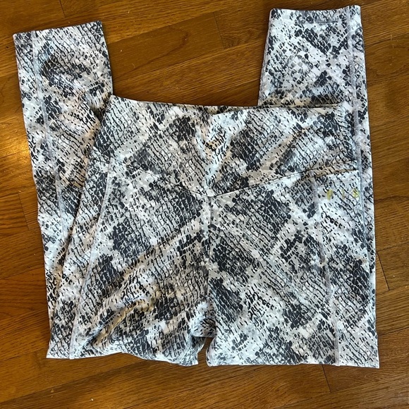 PINK Victoria’s Secret, snakeskin, pattern, leggings, size large very good cond - Picture 10 of 11